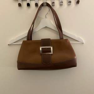  en liten brun handväska 