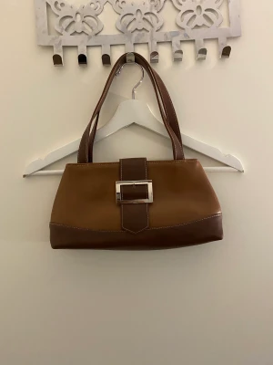 Handväska -  en liten brun handväska 