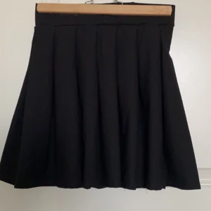 Svart tennis kjol  - Säljer pga att jag inte använder kjol 
