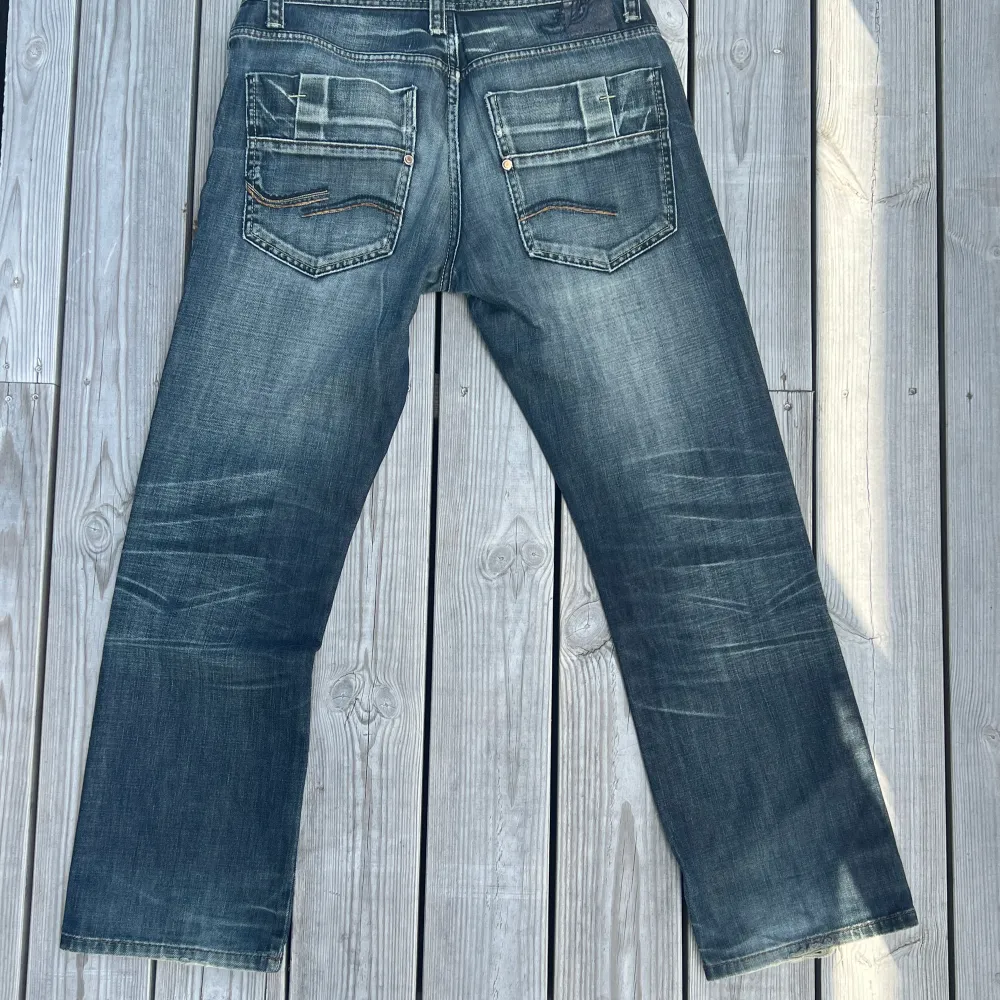 Storlek 30 Straight fit Jeans med sjukt snygg wash och mass små detaljer . Jeans & Byxor.