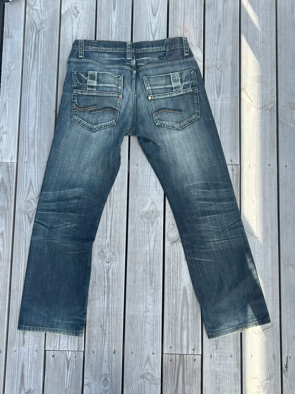 Storlek 30 Straight fit Jeans med sjukt snygg wash och mass små detaljer . Jeans & Byxor.