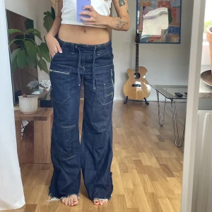Baggy jeans  - Lågmidjade  i mjukt jeanstyg. Flera fickor och nice vibe bara 😎 avklippta.