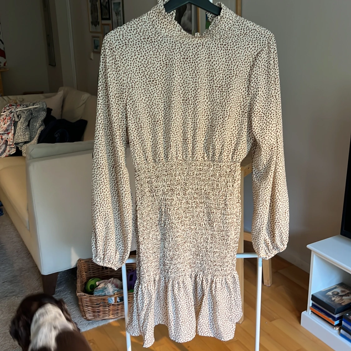 Söt klänning med volang