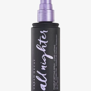 Allnighter setting spray - Säljer en Urban decay allnighter settinspray då den inte funkar på min hy. Använd till en sminkning så är nästintill full. Köpt för 339kr Säljer den för 180kr + frakt😊