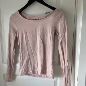 Långärmad tröja  - Säljer en tröja i jättebra skick som är helt ny.