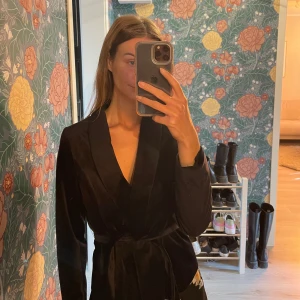 Kavaj från Vila - Kavaj från Vila i sammetsliknande tyg. Knappt använd.