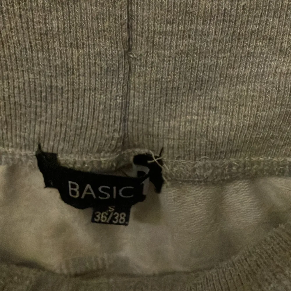 Basic mjukisbyxor S grå skick bra. Jeans & Byxor.