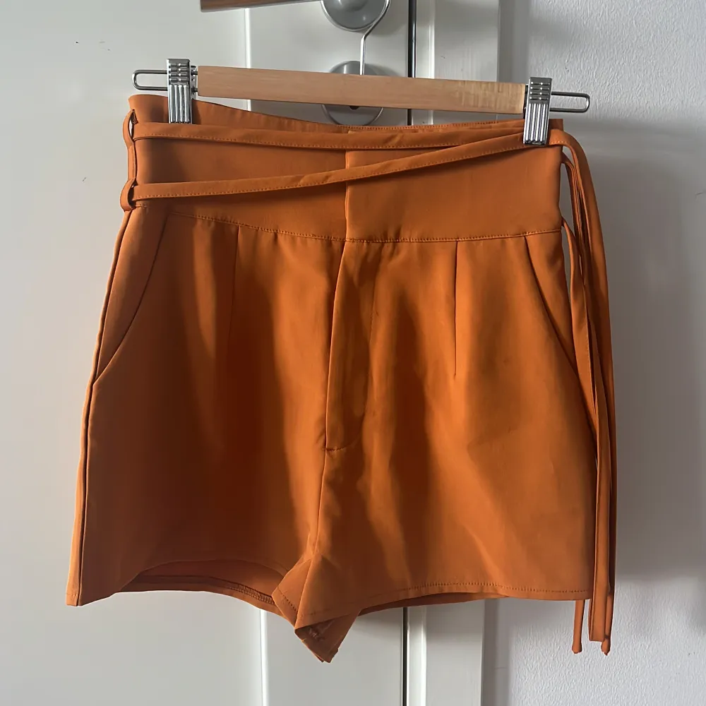 Beige/orange shorts, strl. 34 nyskick . Shorts.