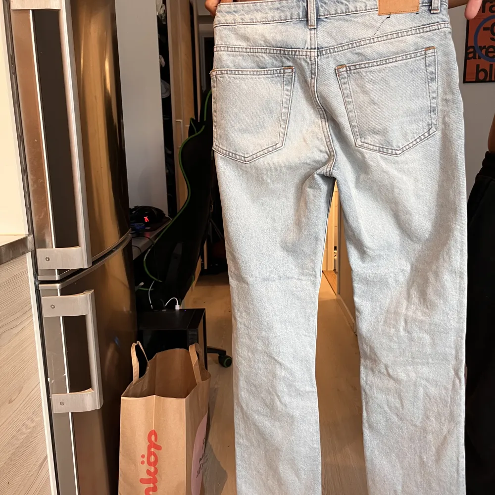 Raka ljusblåa jeans från Weekday. Använda några gånger, har lite slitningar längst ner vid benen. Modellen ”Pin”. Storlek W27 L32, lite långa i benen på mig som är 164 cm lång. . Jeans & Byxor.