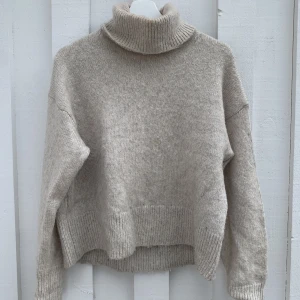 Hm tröja - Säljer denna stickade sandfärgade polotröja från hm. Hör av er vid frågor💞💞