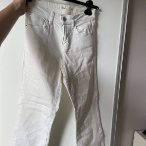 Jättefina vita byxor  - Vita byxor i FLARE form. Storlek XS, för små för mig, riktigt bra skick. 