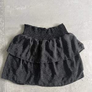 Säljer min superfina kjol från Cubus. Den är i väldigt bra skick! Väldigt stretchig så skulle säga att den passar S-L. 💞🤌🏽