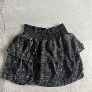 Kjol - Säljer min superfina kjol från Cubus. Den är i väldigt bra skick! Väldigt stretchig så skulle säga att den passar S-L. 💞🤌🏽