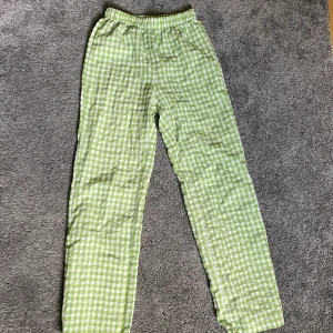 Rutiga byxor - Grönavita rutiga byxor. Är i storlek xs/34. Knappt använda och är i bra skick😊Det går att vika ner kanten så de blir lågmidjade. Köparen står för frakten.
