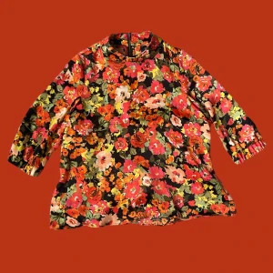 Blus från Zara trt collection storlek M - Blommig blus men knytning baktill