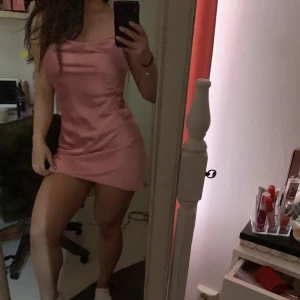 Klänning Ginatricot  - Klänning från ginatricot, använd 2 gånger, helt okej skick (skriv för fler bilder). Storlek 34, säljer för 170kr+frakt💞💞