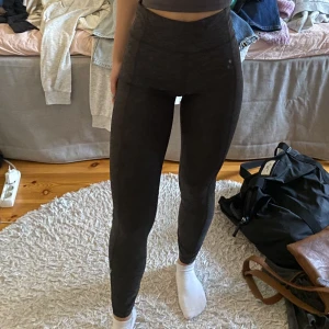 Träningstights  - Ett par mörkgråa träningstights från SOC knappt använda🤍🫶🏼