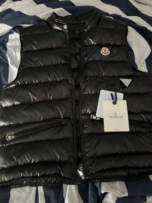 Moncler väst - Säljer min moncler väst pga jag inte har någon användning av den. Västen är i bra skick och är som ny.         Vid fler bilder eller om du är intresserad, tveka inte o hör av dig!