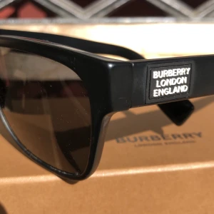 Burberry solglasögon - Säljer dessa sjuka solglasögonen för endast 1000kr (250$ nypris). Inga defekter, orginalbox och kvitto medföljer. Självklart äkta.