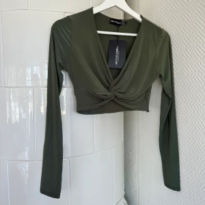 Crop top - Croppad topp från Pretty Little Thing, aldrig använd och lapparna kvar. Storlek 38 💚