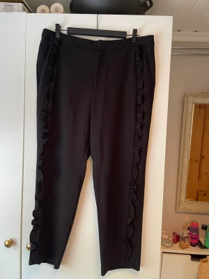 Byxor - Svarta byxor. Storlek: XL. 