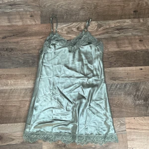 Siden nattlinne - Ett grönt siden nattlinne som endast är provat! Säljer pågrund av att det är fel storlek men jag  missade att skicka tillbaka den!💗