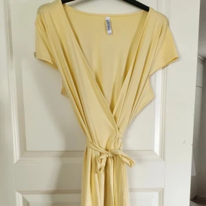 Gul klänning - Gul sommar klänning med omlett korsning, oanvänd