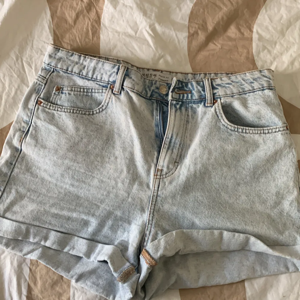 Dessa är förstora på mig och köpta för 1 år sedan. De har bara legat i min garderob därav skrynkliga. Använd 1 gång. Shorts.
