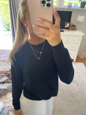 Sweatshirt - Fin sweatshirt med en liten knytning längst ner, toppen skick