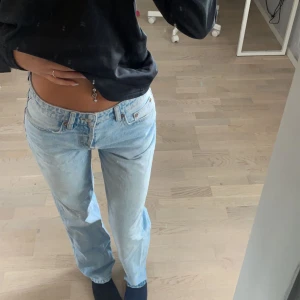 Zara jeans - Ljusblå mid/low rise jeans från zara. Använda ett antal gånger men är i mycket fint skick. För referens har jag egentligen storlek 34 men ville ha de baggy när jag köpte dom😍💙