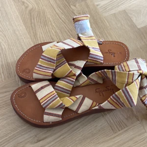 Sandaler platå  - Från Australien aldrig använda för små jätte fina man snörar upp på smal benet 