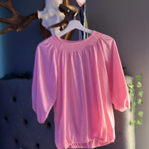 En rosa blus  - Jag säljer denna ljusrosa blus, jätte mysigt material enligt mig. Storleken är L men jag är xs och den sitter lika bra🫶🏻. Passar till svarta och flera jeans/byxor❤️.