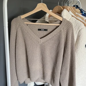 Bikbok stickad tröja - Jättefin croppad stickad tröja med v ringning ifrån bikbok. Nyskick & säljer då den inte kommit till användning