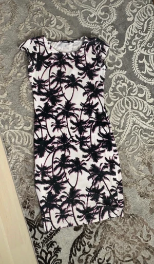 Sommarklänning  - Som ny och i väldigt bra skick.