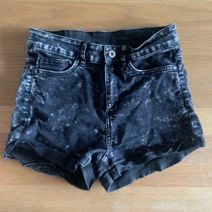 Jeansshorts  - Svarta jeansshorts, välanvända men i gott skick. 