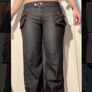 Låg midjade cargo kostymbyxor  - Säljer nu mina vintage låg midjade kostymbyxor! Jag är 168 och de går ner till marken! 