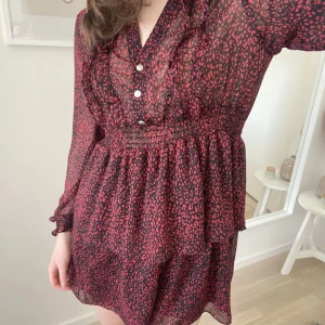 Klänning från zara - Superfin klänning som säljs för att jag inte använder den. Använd ett fåtal gånger och är i jättebra skick❤️(första bilden är inte min)