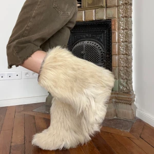 Fur boots  - Vintage fur boots, köpta i Paris   Köparen står för frakt  Postar från Paris💕