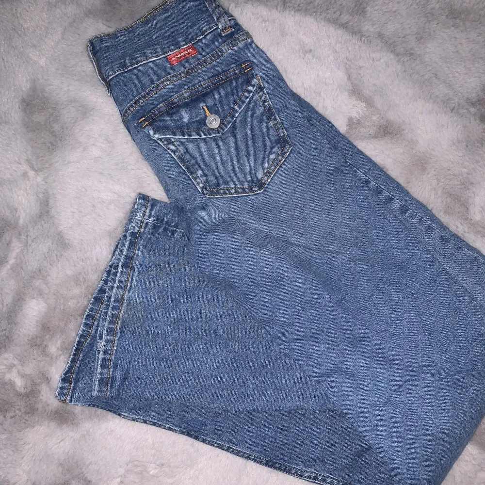 Använda fåtal gånger så är typ som nya, säljer dem för jag inte får användning av dem, köparen står för frakten💖. Jeans & Byxor.