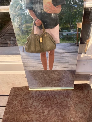 Marc by Marc Jacobs väska - Jättefin olivgrön väska i modellen classic q! Stor och passar perfekt till allt!  Använd en del så därav lite sliten 😍 skriv om du vill ha mer bilder o info