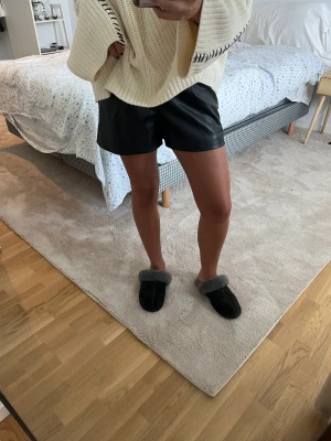 Skinn shorts - Skinn shorts från zara. Använda två ggr!! 