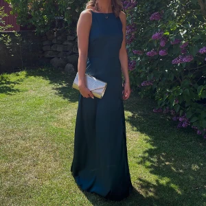 Balklänning  - Säljer denna jättefina balklänningen som endast är använd under en kväll. Säljer pga kommer inte till användning mer. Kostar 1199kr och säljer för 450kr. Den är lite insydd vid ryggen (skriv för bild). Sista två bilderna är lånade. 