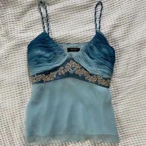 00-talet Sand topp - 90-00 tals topp från Sand med blå havsliknande färger och fina paljett detaljer under bysten. En perfekt topp för Sommaren helt enkelt ⭐️ (Kan tänkas att sänka priset vid en snabb affär)