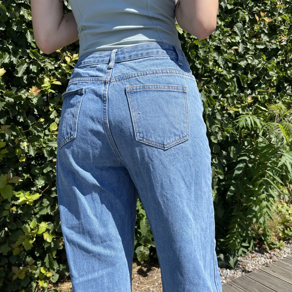 Säljer dessa balla jeans! Jag är ca 172 cm å dom sitter perfekt. Bara å höra av dig om du vill ha fler bilder eller har någon fråga 🥰. Jeans & Byxor.