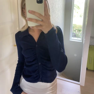 Mango topp - Långärmad, rynkad topp med knäppning framtill i marinblått. Sälja då den aldrig används💘bara att skriva vid eventuella frågor🤗