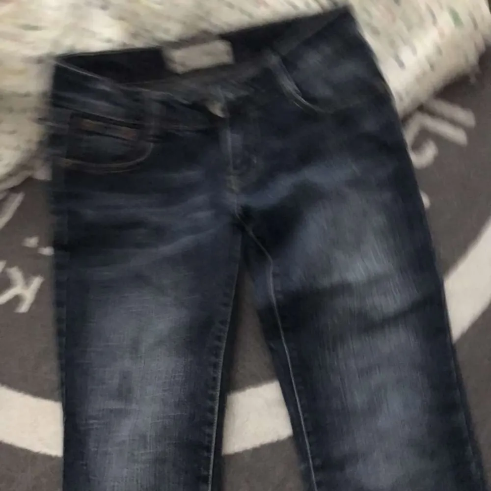 Lågmidjade jeans dom är väldigt låga och dom e typ bootcut väldigt fina. Jeans & Byxor.