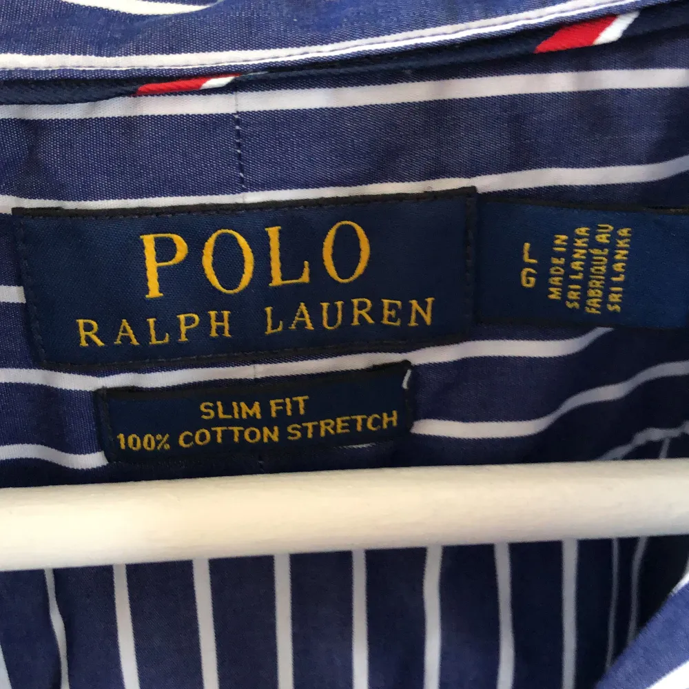 Ralph Lauren skorta i storlek L. Riktigt fin i skick 9/10. Köpte skjortan nyligen men den känns fortfarande lite stor. Säljer den nu för ett rimligt pris med tanke på nypriset. . Skjortor.
