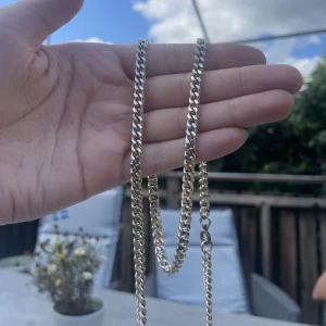 Långt kedjehalsband - Långt kedjehalsband i fint skick. Inte äkta
