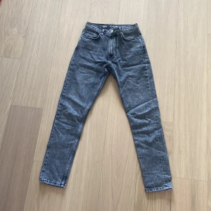 Jeans - Grå-svarta jeans med hög midja. Lever Denim