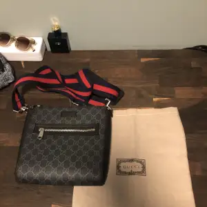 Säljer min Gucci Messenger bag i nyskick inga skador, dustbag följer med i köpet.